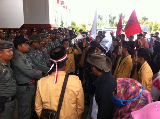 Mahasiswa dan Masyarakat Datangi Kantor Dewan Inhil
